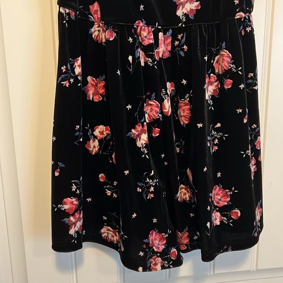 🌸Black Floral Romper - Picture 4 of 5